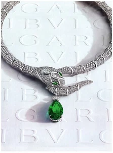 PRINT AD 2024 BVLGARI Sexy Snake Choker Halskette grüne Augen Smaragd Nahaufnahme - Bild 1 von 1