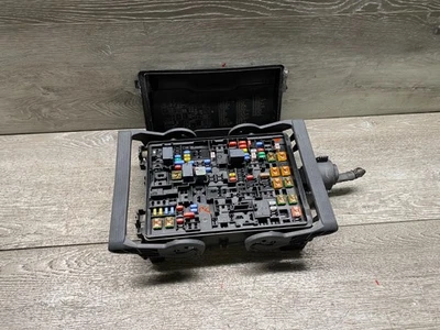 OEM CHEVY  SILVERADO SIERRA 1500 TAHOE 2015-2020 UNDER HOOD FUSE RELAY BOX PANEL - Image 1 of 4