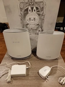 Netgear Orbi Tri-Band Mesh WiFi System avec adaptateurs secteur CBR750 RBS750 Bundle - Photo 1/4