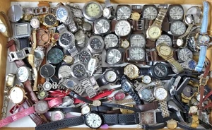 Grande LOTTO LAVORO di 85 OROLOGI MISTI per ricambi o riparazioni - Foto 1 di 5