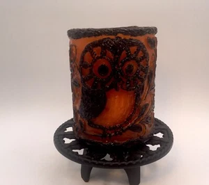 Vintage schwarzer Eisen Stumpenkerzenhalter mit 1969 Punze orange geschnitzt Eule Kerze - Bild 1 von 10