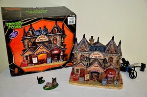 Lemax Spooky Town Blood Vine Wine Celler Lighted & Barrell Black Cat 35500 34611 - Picture 1 of 22