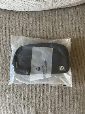 Nuevo con etiquetas Bolso Cinturón Lululemon Everywhere Negro 1L Blanco Lululemon Correa Escritura Foto 1 de 3