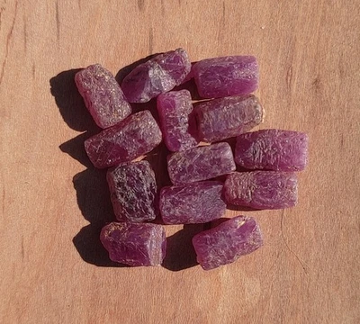 Rubis corindon naturels prismatiques cristallisés, lot de 35 cts. Madagascar - Imagen 1 de 4