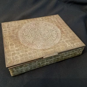 1950er Metall MOSAIK INTARSIEN MAYA AZTEKEN KALEDAR KLAPPDECKEL BOX ~ Stempel gemarkt - Bild 1 von 14