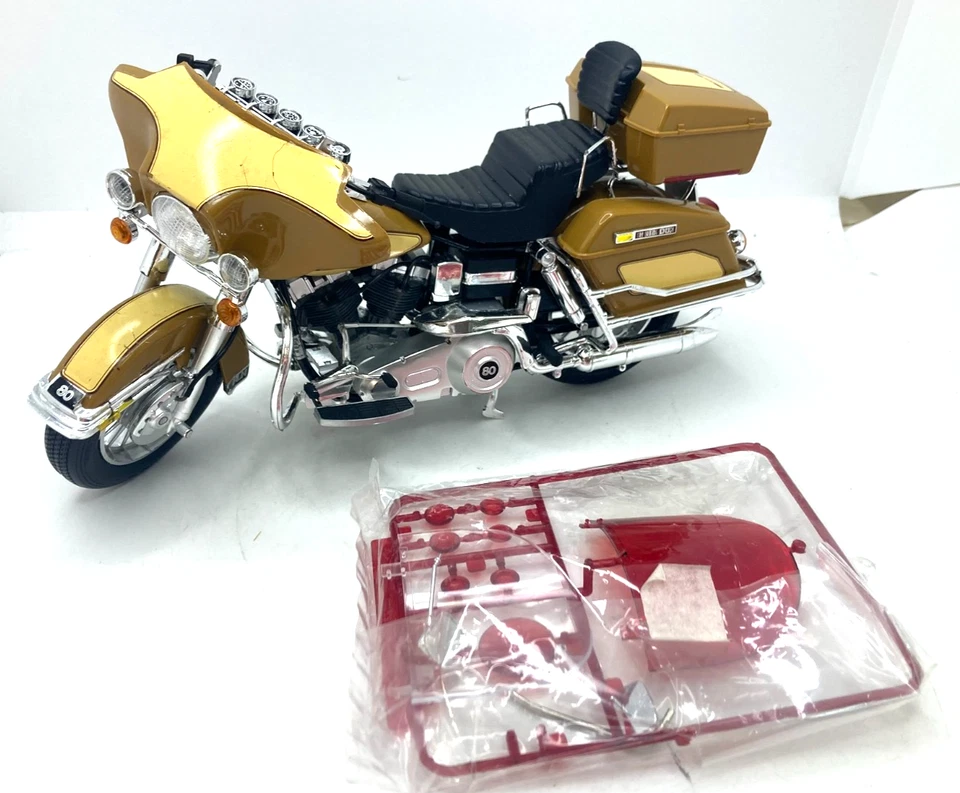 43902 REVELL / MAQUETTE PLASTIQUE / HARLEY DAVIDSON FLH CLASSIC 1/12 - Photo 1/4