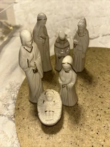 Vtg 6 Pc Porcelain Ceramic Miniature Nativity Set White with Gold Simple Elegant - Picture 1 of 7