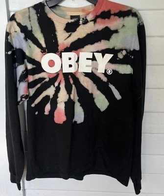 Obey 女式 Warden Crew 黑色领带染料套头衫小号二手状况完好 t2 — 第 1/4 张图片