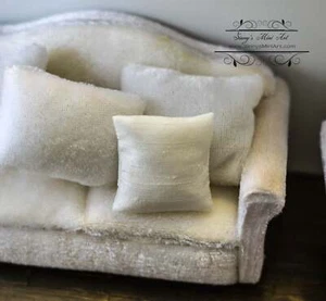1:12 White Square Pillow/ Miniature Cushion HH BB80003 - Picture 1 of 2