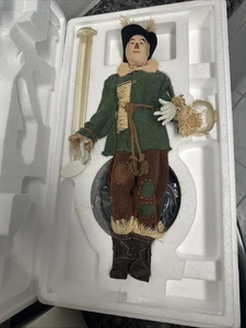 Mattel the Wizard of oz Timeless Treasures Scarecrow Porzellan Puppe 2000 - Bild 1 von 8