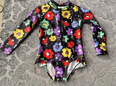 Traje de baño H&M manga larga protector contra erupciones niñas talla 5T-6 negro y estampado floral traje de baño Foto 1 de 4