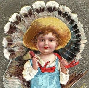 Tarjeta postal de Acción de Gracias c.1920 niño en mono llevando enorme moreno de pavo? - Imagen 1 de 3