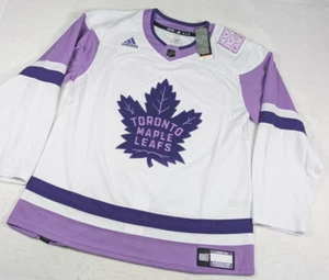 Camiseta Adidas Toronto Maple Leafs Hockey Luchas Cáncer Talla 54 Blanca Púrpura Nueva con Etiquetas - Imagen 1 de 12