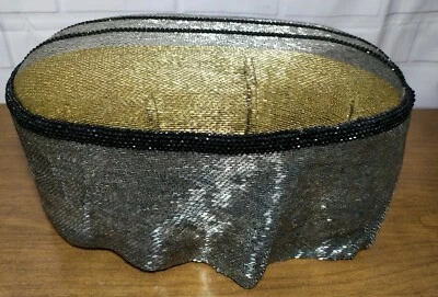 Banqueta otomana vintage pequena estilo década de 1920 com miçangas de madeira 19"w x 13"d x 7"h - Imagem 1 de 4