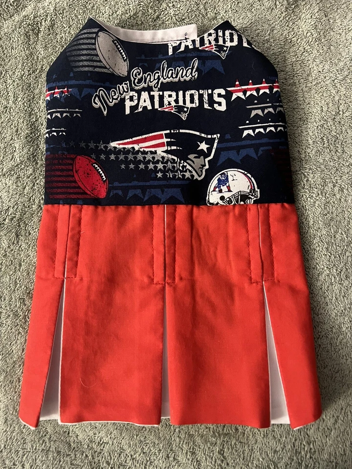 Vestido de animadora de los New England Patriots de la NFL para perro pequeño Foto 1 de 4