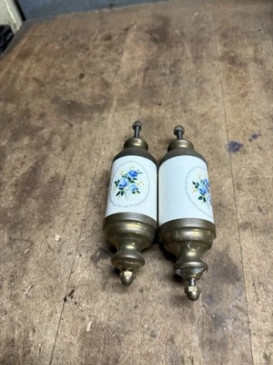 Juego de par de postes de cama de muebles ornamentados vintage con acabado de porcelana de latón Foto 1 de 4