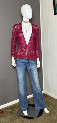 Cárdigan de encaje rojo oscuro años 90 con detalles de lentejuelas de Alex Evenings Foto 1 de 4