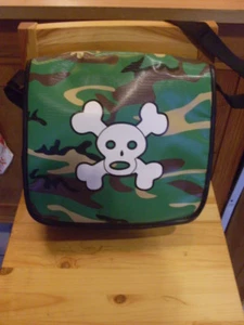 schöne Umhängetasche / Tasche Cool King schwarz/grün mit weißem Totenkopf - Bild 1 von 5