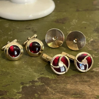 3 gemelos Swank vintage 2 con piedras rojas y uno con patrón circular acanalado. Foto 1 de 4