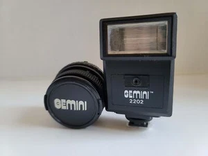 Gemini MC Auto 28MM 1:2.8 Lens For Minolta W/ Caps Japan + 2202 Camera Flash - Picture 1 of 9