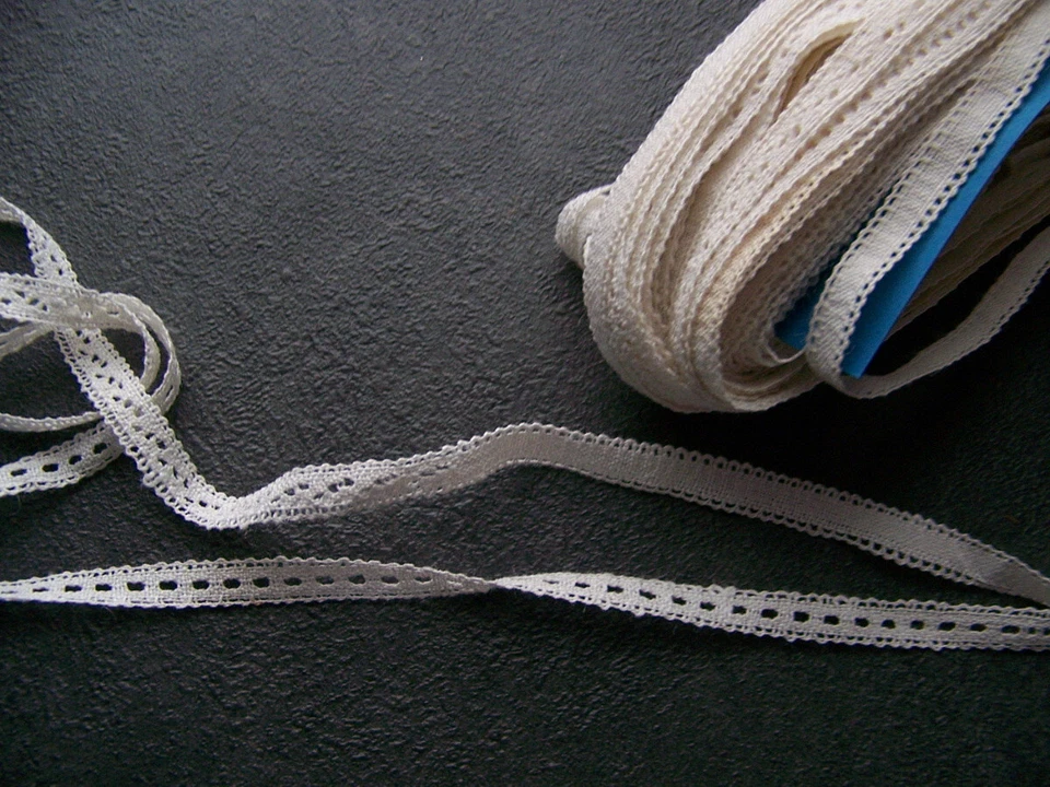 ANCIEN GALON FANTAISIE DENTELLE  LACET BLANC - G 31 - Photo 1/1