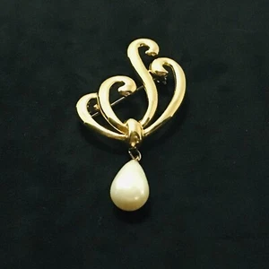 Broche Tono Dorado con Perla de Imitación Colgante Gota en Forma de Pera De Colección  - Imagen 1 de 6