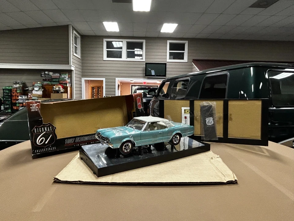 Автомобиль-трансформер Highway 61 Collectibles 1967 Oldsmobile 442 модель масштаб 1:18 - Изображение 1 из 4