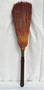 Scopa frusta vintage primitivo camino focolare 26"L 6"W manico legno intagliato - Foto 1 di 3