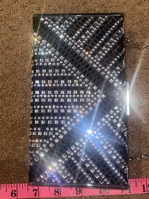 Bolso de mano bandolera Badgley Mischka para mujer con cuentas plisado satinado solapa negro Foto 1 de 4