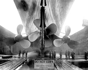 RMS TITANIC TRE ELICHE VISTE MENTRE IN BACINO DI CARENAGGIO - FOTO 8X10 (FB-965) - Foto 1 di 1