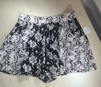 Free People Women's Black Cream Floral Flowy Pocket Shorts High Rise Sz 10 - Image 1 of 4