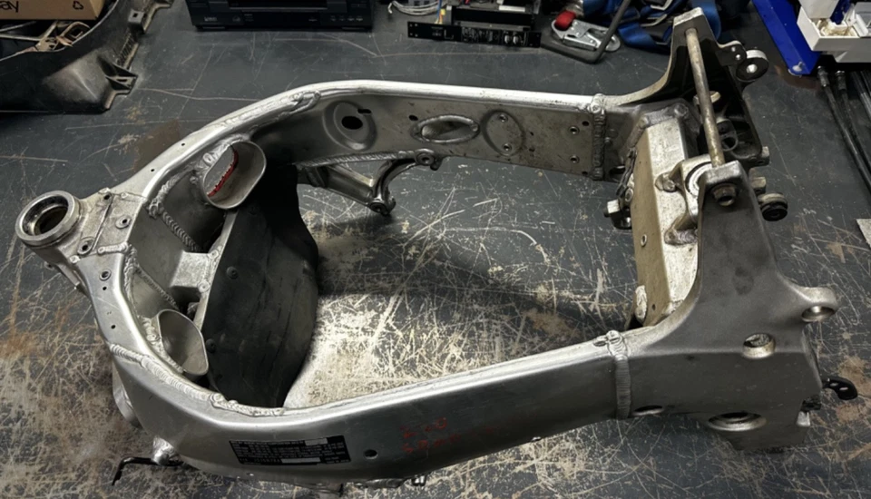 Buen chasis recto CLEANTTL 2000 Suzuki GSXR600 SRAD Asy 98-00 Foto 1 de 4