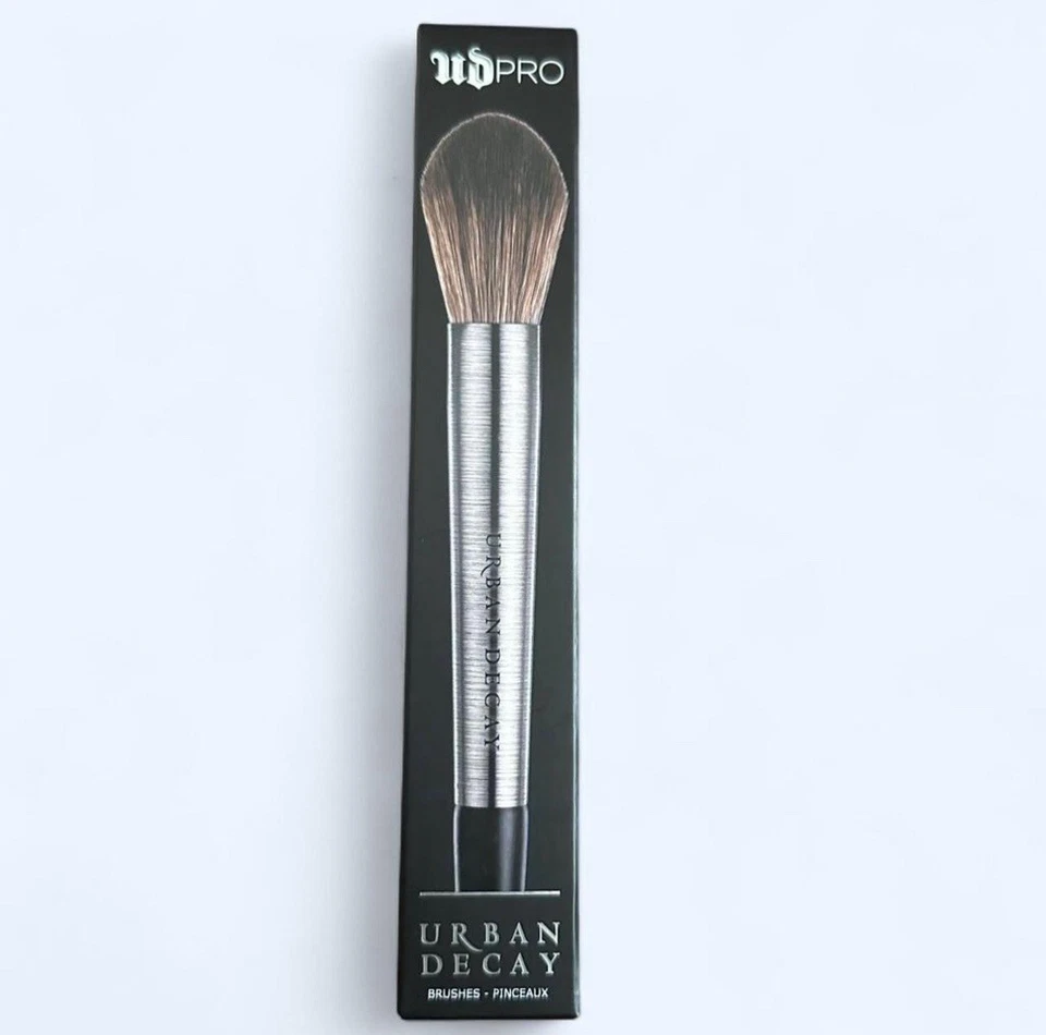 Cepillo en polvo cónico grande Urban Decay Pro F-103 | Enfoque y contorno versátiles Foto 1 de 4