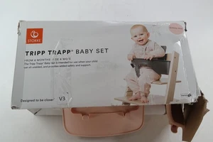 Stokke Tripp Trapp Baby Set V4 in der Farbe Pink mit Gurt & Pedalen NEU BAD BOX - Bild 1 von 5