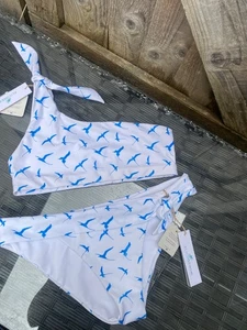 NEU ALICIASWIM ECONYL BIKINI WEISS/BLAU VOGEL - SMALL - UK8 - ONE SHOULDER - Bild 1 von 12