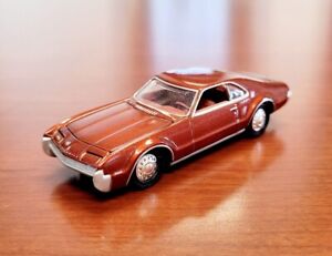 Johnny Lightning Classic Gold 1966 Oldsmobile Toronado Copper 1:64 diecast car