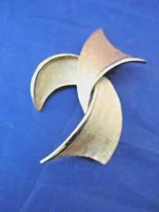 VINTAGE GOLDTONE TRIFARI PIN OR BROOCH - BRUSHED FINISH - Picture 1 of 3