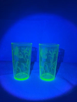 Vasos de jugo de vidrio de uranio raro de colección Green Depresión *ASTER BLANCO* aprox (4") Foto 1 de 4