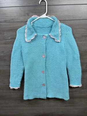 Suéter cárdigan tejido turquesa hecho a mano con ribete de encaje rosa de colección niños años 60 70? Foto 1 de 4