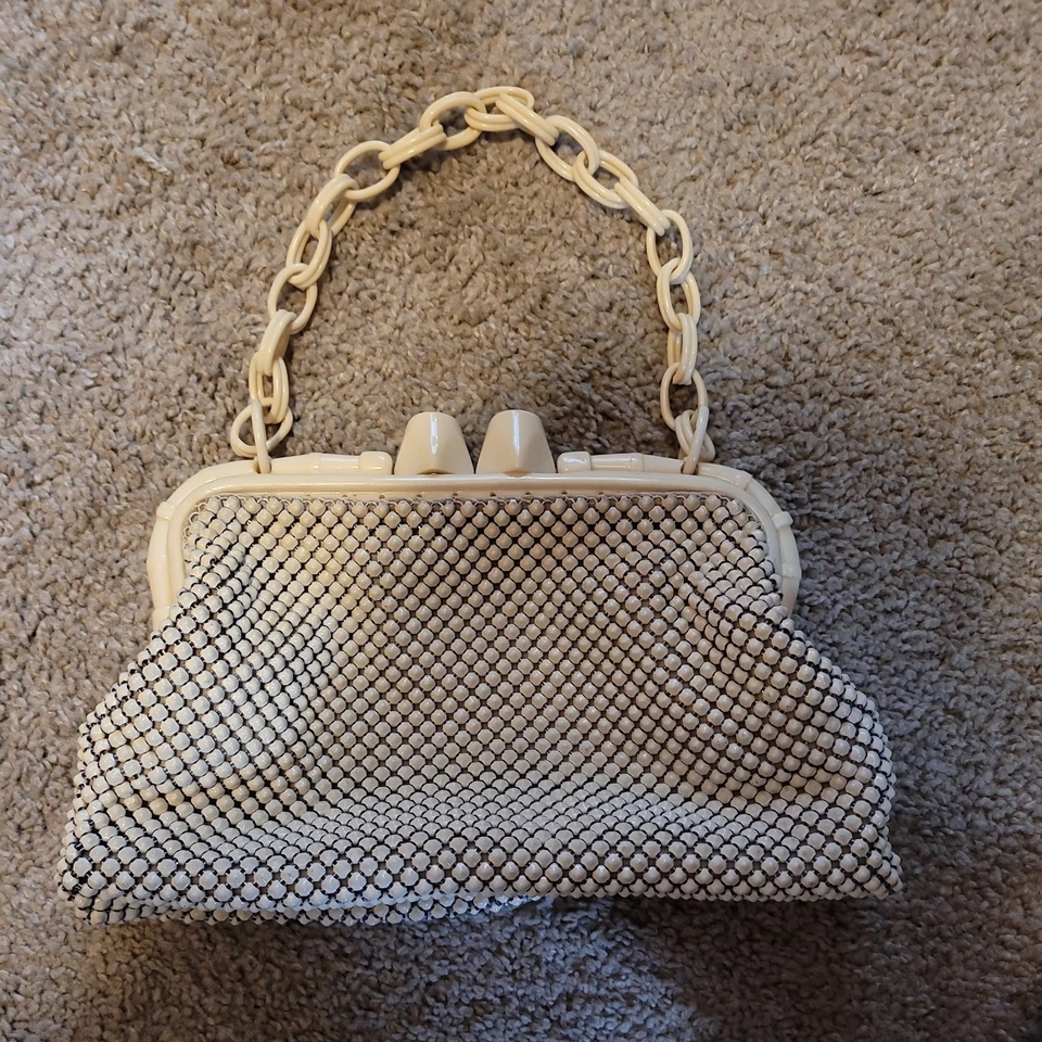 Bolso de mano vintage de baquelita y malla de aluminio Whiting Davis Art Deco Foto 1 de 4