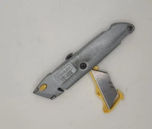Coltello retrattile grigio STANLEY QuickChange, modello 10-499 con 6 lame - Foto 1 di 3