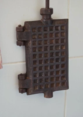 Ancien Gaufrier en Fonte – Pied-Selle 1914 – Outil de Cuisine Vintage - Photo 1/4