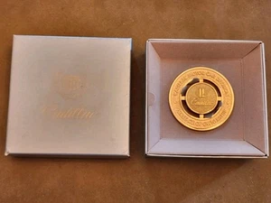 Emblema publicitario Cadillac de los años 90 sin usar en caja para parrilla DeVille o Fleetwood - Imagen 1 de 7