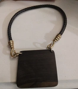 BCBG MAXAZRIA Statement-Halskette mit Holzplatte - Bild 1 von 1