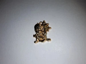Elmer et Daffy Duck  1990 WB  Fève pendentif métal doré Warner Bros JOU 1 - Picture 1 of 2