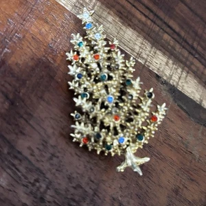 Broche de árbol de Navidad con figura de pedrería tono dorado firmado ARTE de colección defecto - Imagen 1 de 13