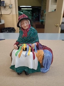 Estatuilla de porcelana Royal Doulton Silks and Ribbons 2017 Inglaterra - Imagen 1 de 12