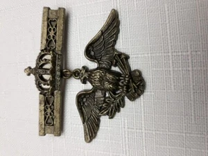 💥💥VTG Brass Cast Metal Eagle Royal Crown Pin - Picture 1 of 7