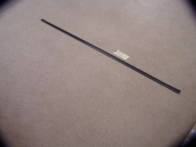 03 04 05 06 07 08 09 Hummer H2 lower liftgate seal trim 21994821 2003 2005 2009 - Image 1 of 3