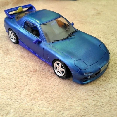 Modellino in plastica scala 124 Mazda RX7 FD3S ruote blu ala spazzatura - Immagine 1 di 4